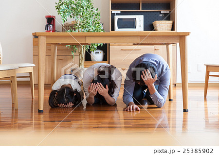 テーブルの下に避難する家族 テーブルの下に避難する家族 25385902