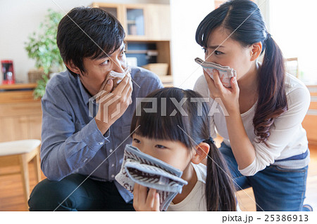避難する家族 避難する家族 25386913