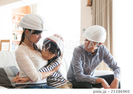 災害に怯える家族 25386960