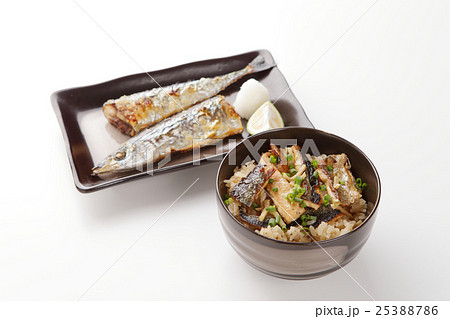 サンマの炊き込みご飯と塩焼き 25388786