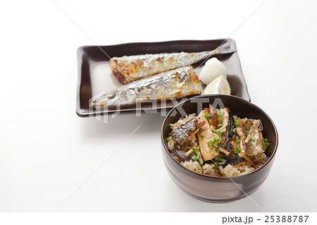 サンマの炊き込みご飯と塩焼き 25388787