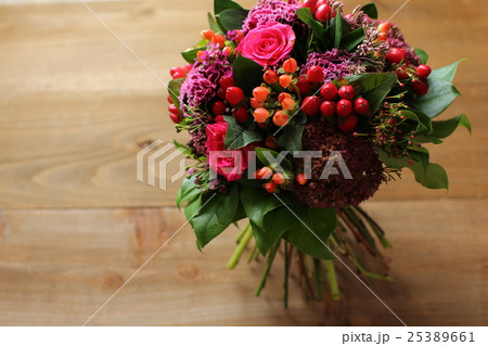 秋冬のブーケ　花　フラワー 25389661