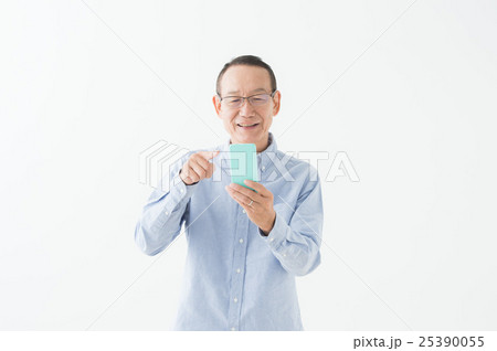 スマホを持つシニア男性 25390055