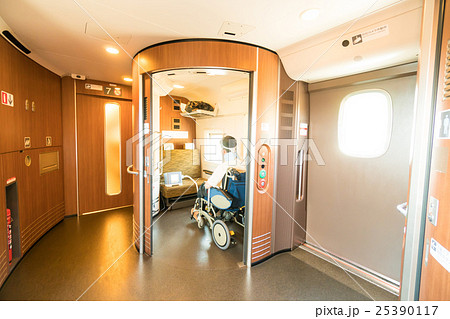新幹線の多目的室を車いすで利用する患者が人工呼吸器を使用しながら旅行するイメージ 25390117