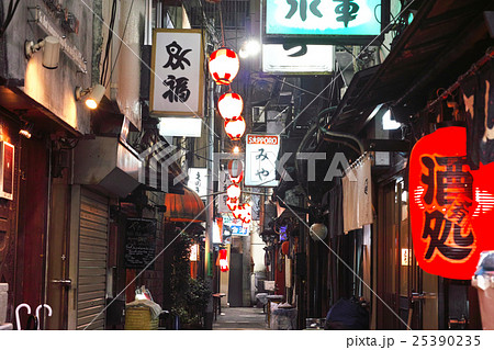 渋谷 のんべい横丁の写真素材