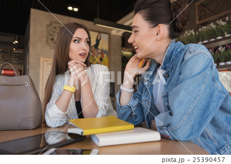 woman shocked and her friend laughing  25390457