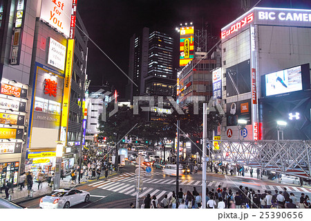 夜の渋谷道玄坂 109前の交差点 夜の渋谷道玄坂 109前の交差点 25390656