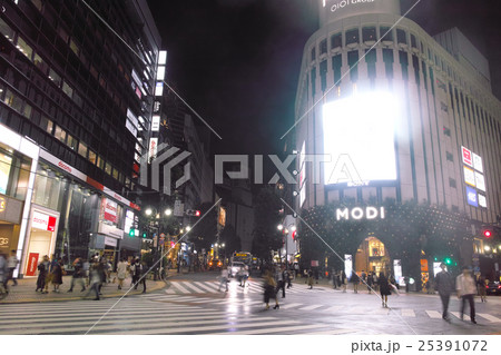 夜の渋谷 公園通りの神南一丁目交差点 夜の渋谷 公園通りの神南一丁目交差点 25391072
