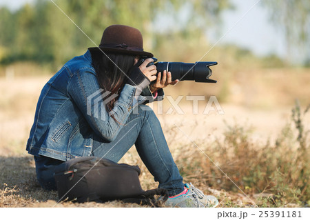 Lifestyle beautiful woman photographer 25391181