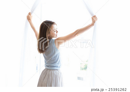 カーテンを開ける女性 カーテンを開ける女性 25391262