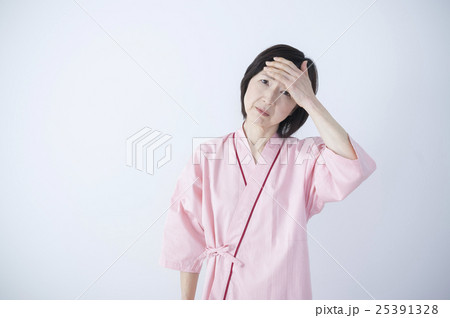 体調不良で検査するミドル女性 25391328