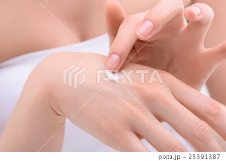 Mature woman in beauty saloon 25391387