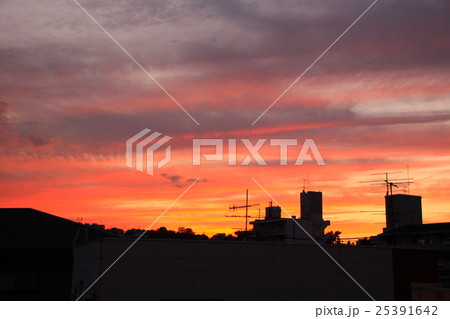 住宅街の夕焼け空 25391642