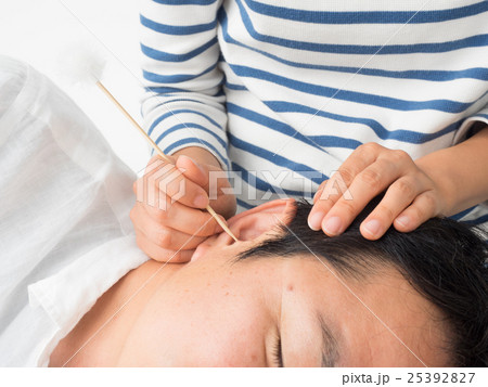 膝枕で耳掻きをする夫婦の写真素材