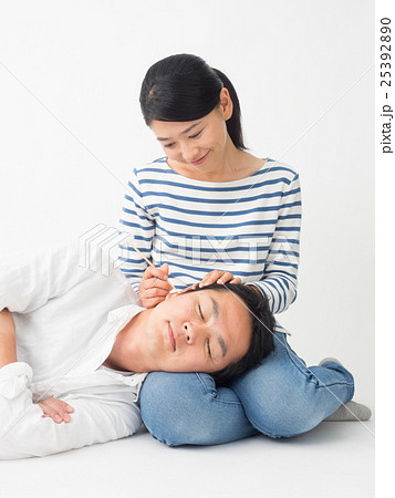 膝枕で耳掻きをする夫婦 膝枕で耳掻きをする夫婦 25392890