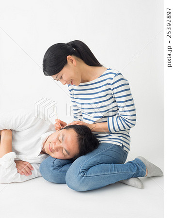 膝枕で耳掻きをする夫婦 25392897