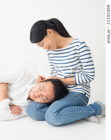 膝枕で耳掻きをする夫婦 25392898