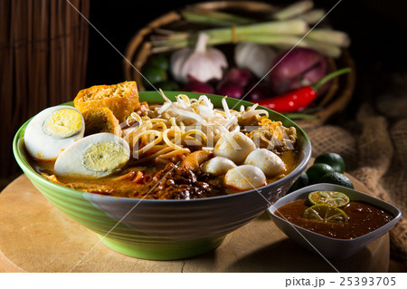 traditiona curry spicy noodle soup 25393705