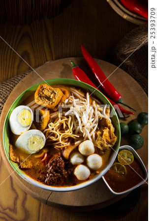 traditiona curry spicy noodle soup 25393709