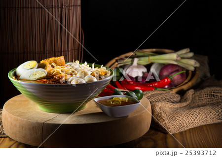 traditiona curry spicy noodle soup traditiona curry spicy noodle soup 25393712