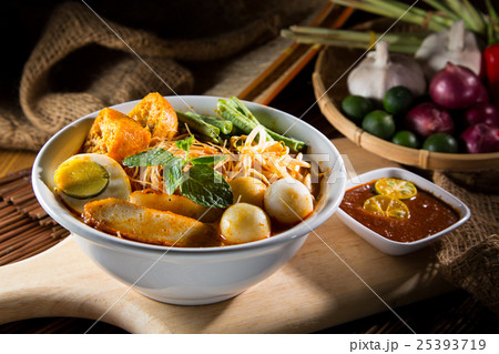 traditiona curry spicy noodle soup 25393719