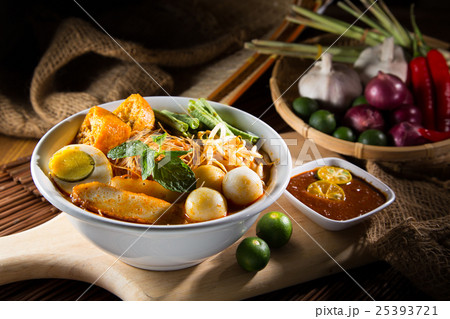 traditiona curry spicy noodle soup 25393721