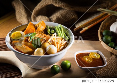 traditiona curry spicy noodle soup 25393729