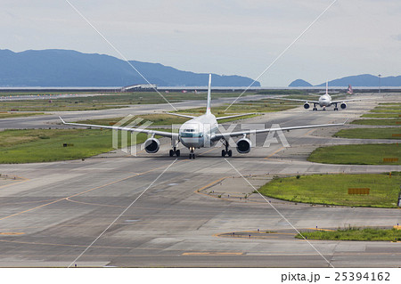 エプロンを行く旅客機 25394162