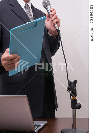 マイクの前で話すスーツの男性 マイクの前で話すスーツの男性 25394585