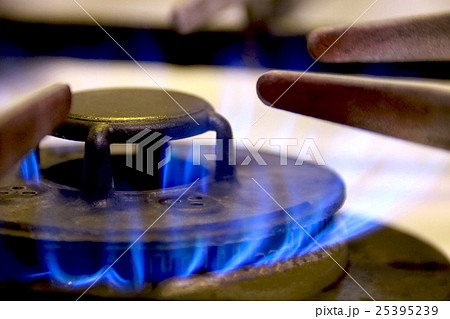 点火中のガスコンロ（接写） 25395239