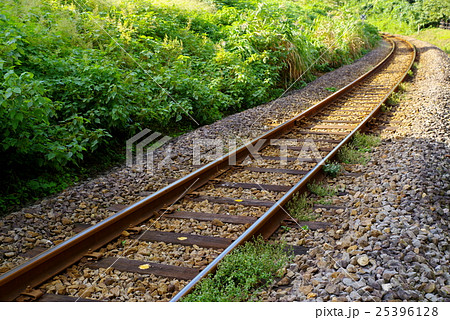 日本の鉄道 単線カーブ区間 未電化路線　高いアングル 25396128