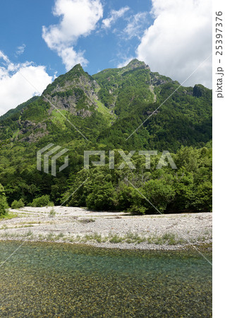 夏の明神岳と梓川、上高地、長野県（縦構図） 25397376