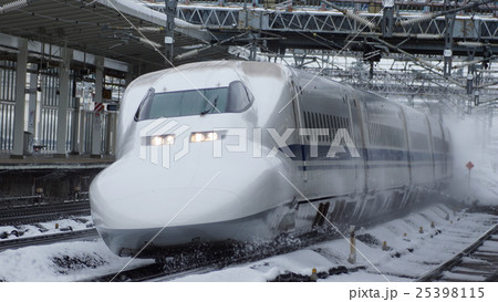 雪の米原駅を通過する700系 雪の米原駅を通過する700系 25398115