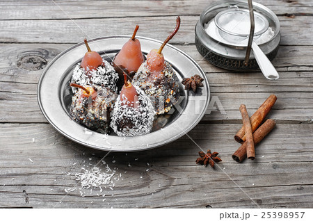 Dessert of pears in chocolate Dessert of pears in chocolate 25398957