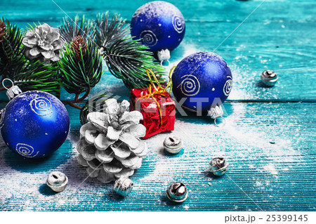 Christmas tree and Christmas toys 25399145