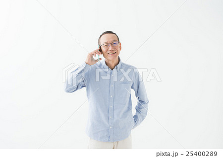 スマホを持つシニア男性 スマホを持つシニア男性 25400289