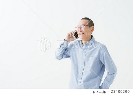 スマホを持つシニア男性 25400290