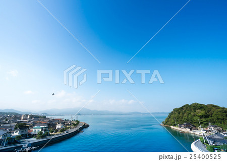 山口県長門市の青海大橋から見える青い海と空 山口県長門市の青海大橋から見える青い海と空 25400525