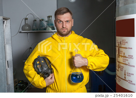 Man preparing meth 25401610