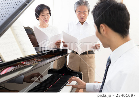 シニア歌うイメージ シニア歌うイメージ 25401697