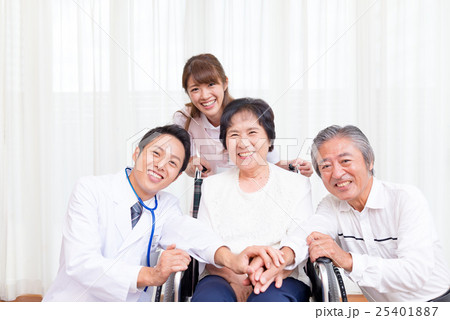 シニア夫婦、問診イメージ 25401887