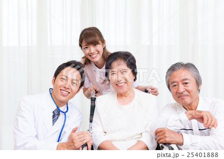 シニア夫婦、問診イメージ 25401888