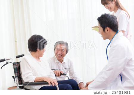 シニア夫婦、問診イメージ 25401981