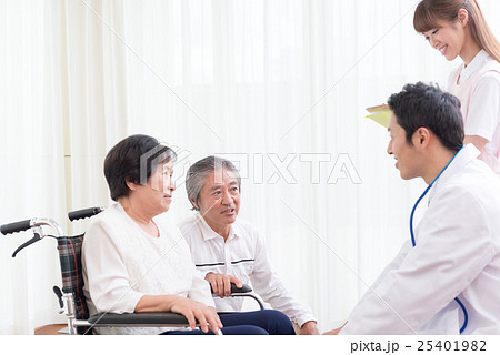 シニア夫婦、問診イメージ シニア夫婦、問診イメージ 25401982