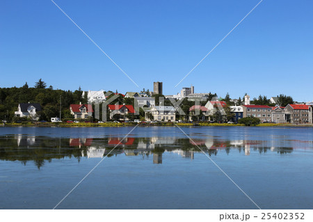 アイスランド レイキャビクのチョルトニン湖畔 25402352