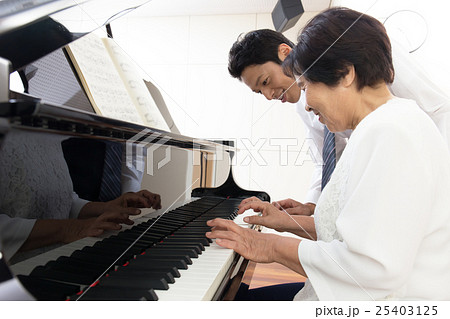 シニアピアノ教室イメージの写真素材