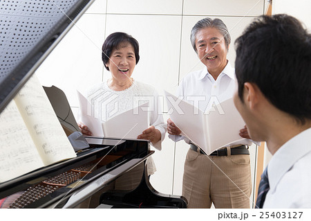 シニア歌うイメージ シニア歌うイメージ 25403127