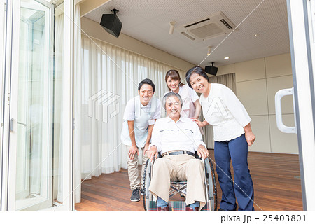 シニア夫婦、介護施設イメージ 25403801