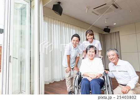 シニア夫婦、介護施設イメージ シニア夫婦、介護施設イメージ 25403802