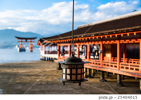 世界遺産　厳島神社　吊り灯籠 25404015